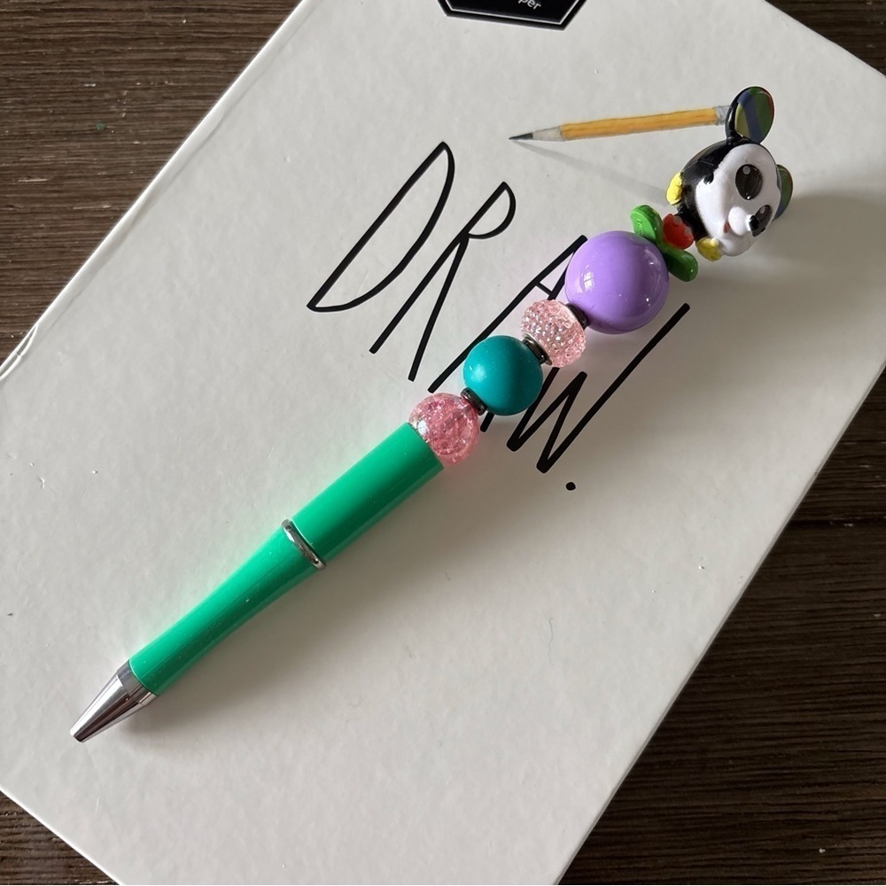 Disney Doorables: Mickey & Friends: Mickey Mouse handmade beaded pen - Picture 2 of 3